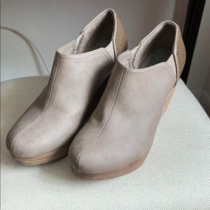 Worn a couple times, very comfy on your feet